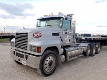  Mack Pinnacle PT164T T800 Tri Axle Semi